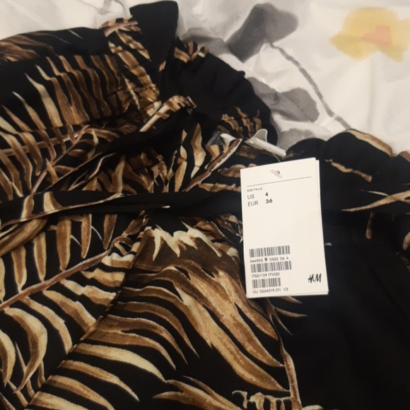 Gold leaf cargo pant style - Picture 2 of 3